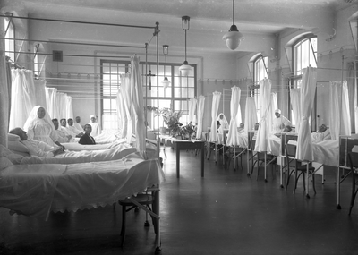 828403 Interieur van het St. Antonius Ziekenhuis (Prins Hendriklaan 40) te Utrecht: de mannenzaal met enkele patiënten ...